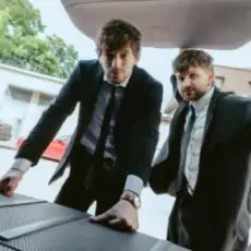 Обложка трека небезпечна