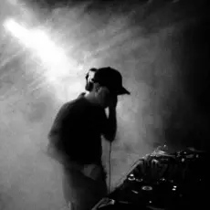 Обложка трека Finger In The Hole