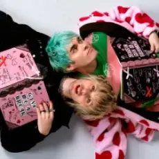 Обложка трека give me a break! (Feat. Waterparks)