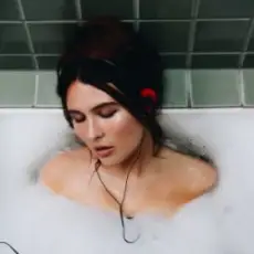 Mimi Webb - You Don't Look At Me The Same